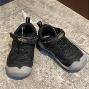 Toddler size 6 Keen sneakers in excellent condition